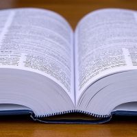 140 autores definen el arbitraje comercial y de inversiones en español