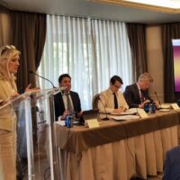 Los inversores piden a España negociar los laudos de las renovables